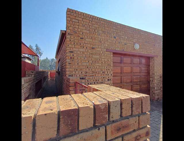 3 BEDROOM TOWNHOUSE FOR SALE IN RIVERSDALE